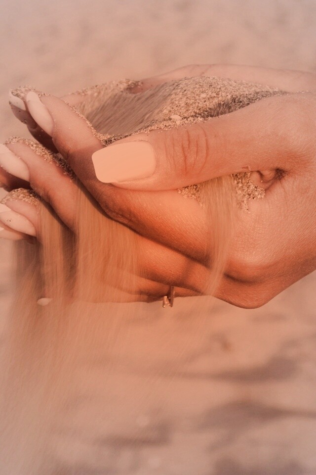 Песок сквозь пальцы обои