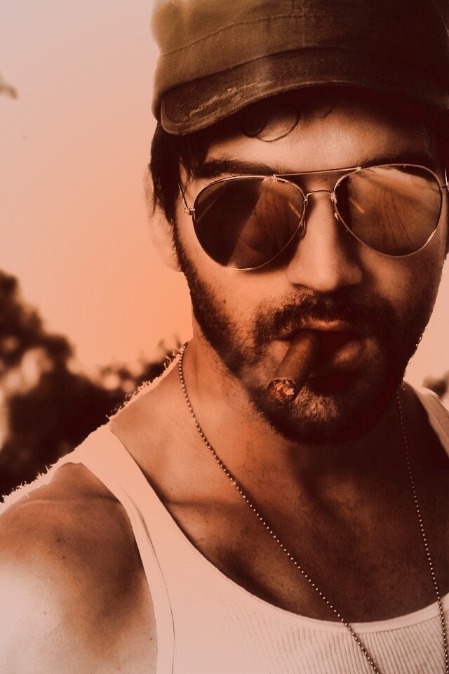 Суровый парень с сигарой обои