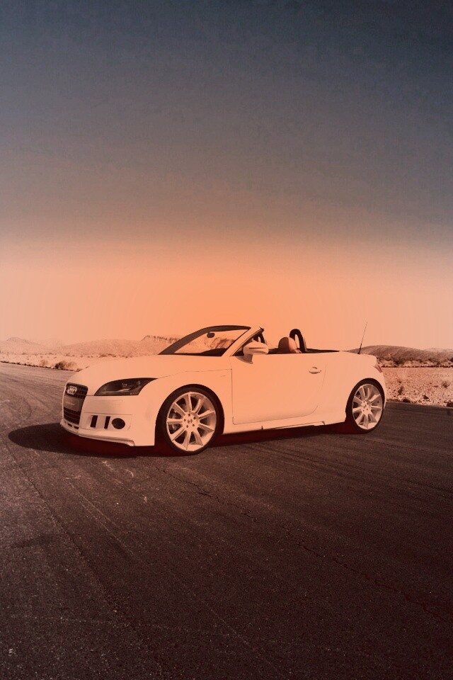 Кабриолет Ауди на пустынной дорге обои