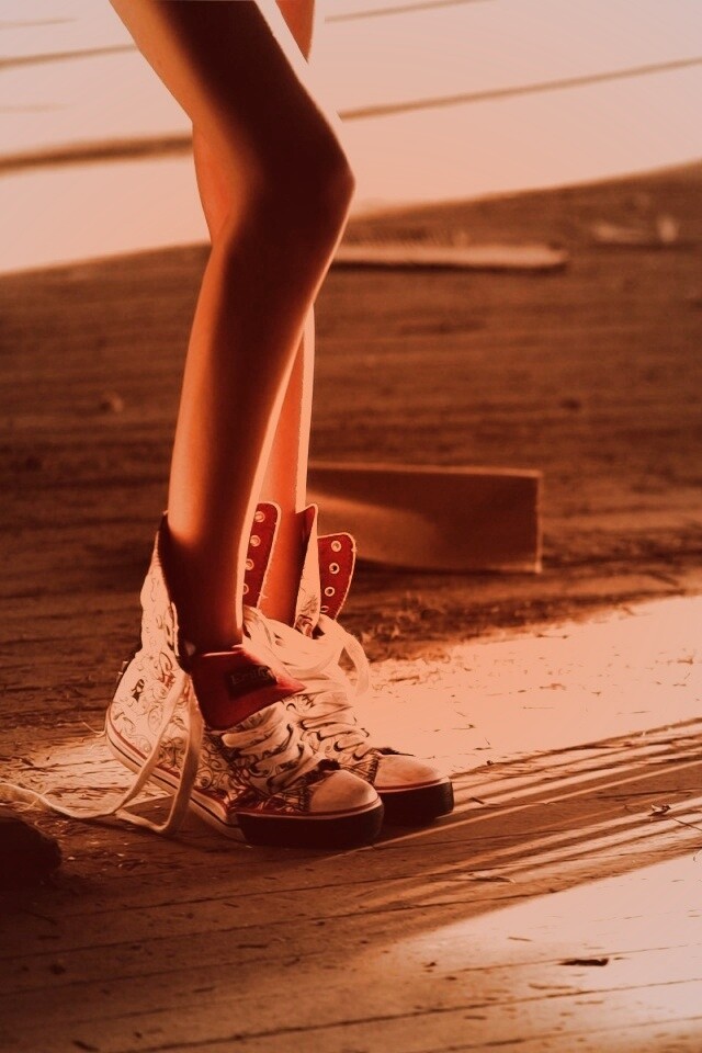 Ножки в кедах обои