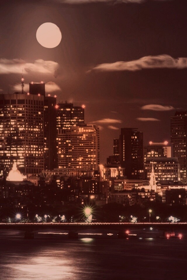 Луна над мегаполисом обои