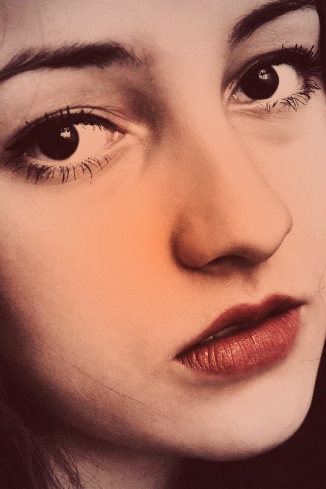 Брюнетка с ярким макияжем и печальным лицом обои