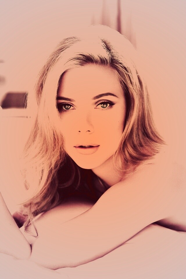 Скарлетт Йохансон в шелковой постели обои