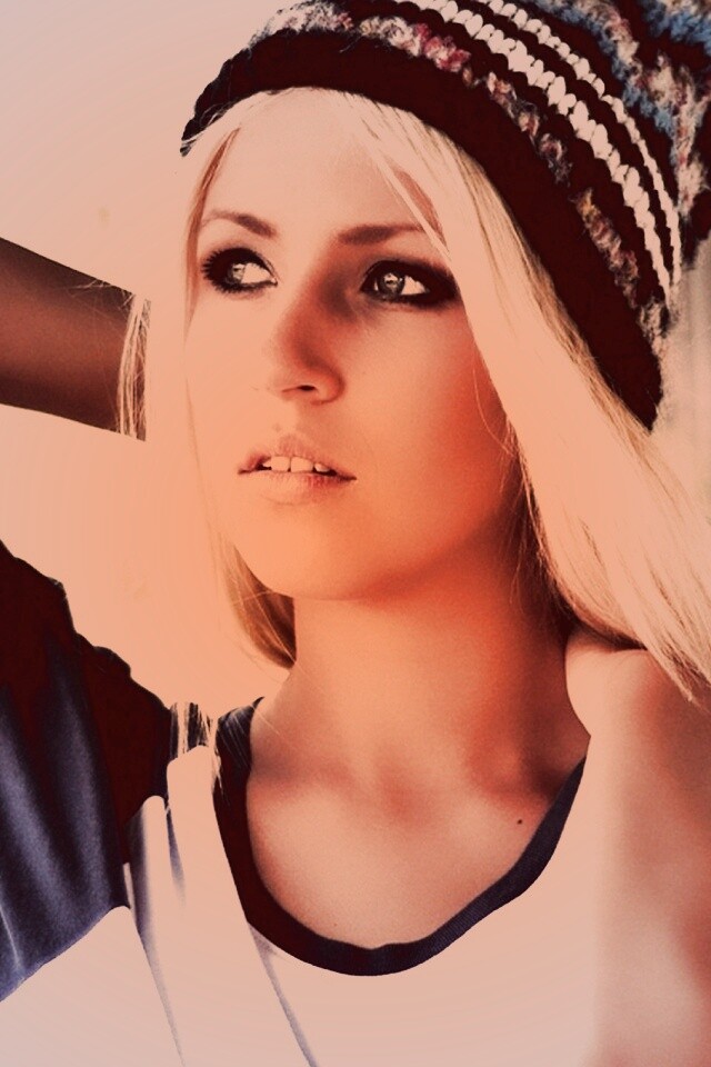 Блондинка в вязанной шапке обои