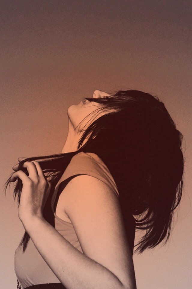 Взгляд брюнетки в небо обои