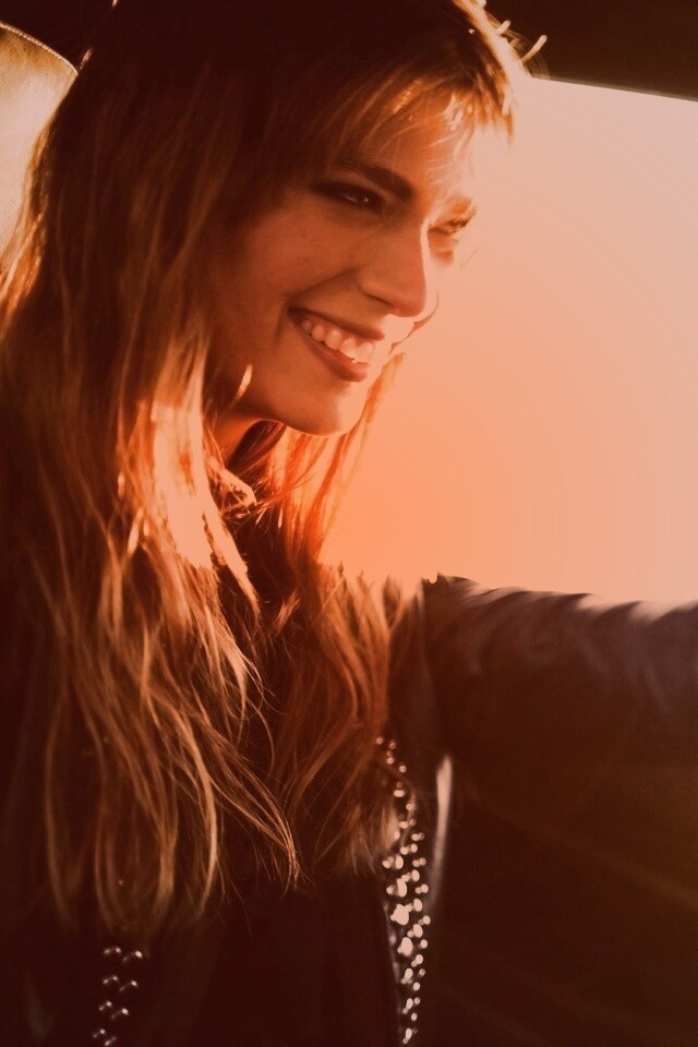 Девушка за рулем автомобиля обои