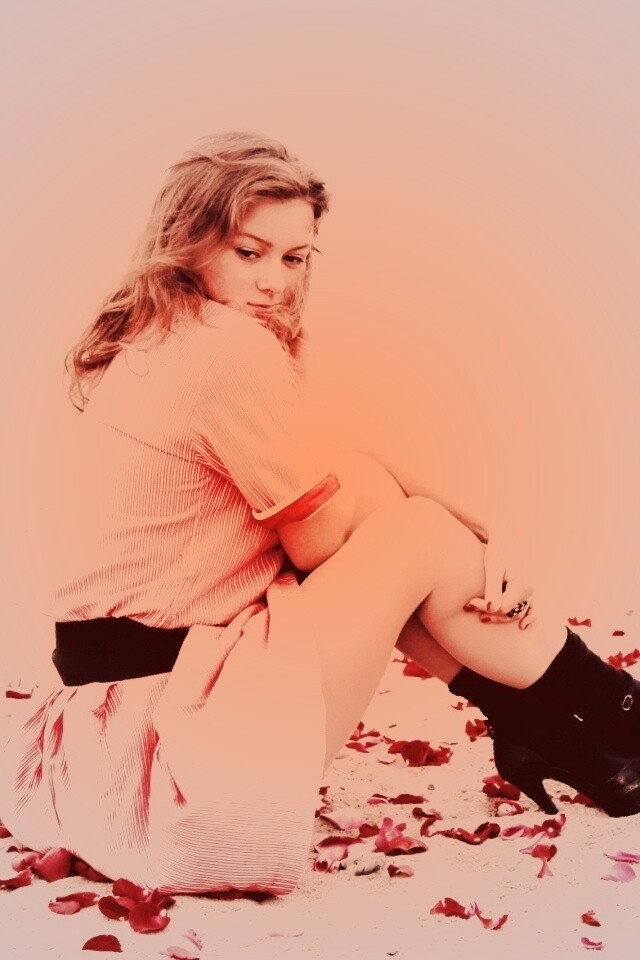 Девушка среди лепестков на пляже обои