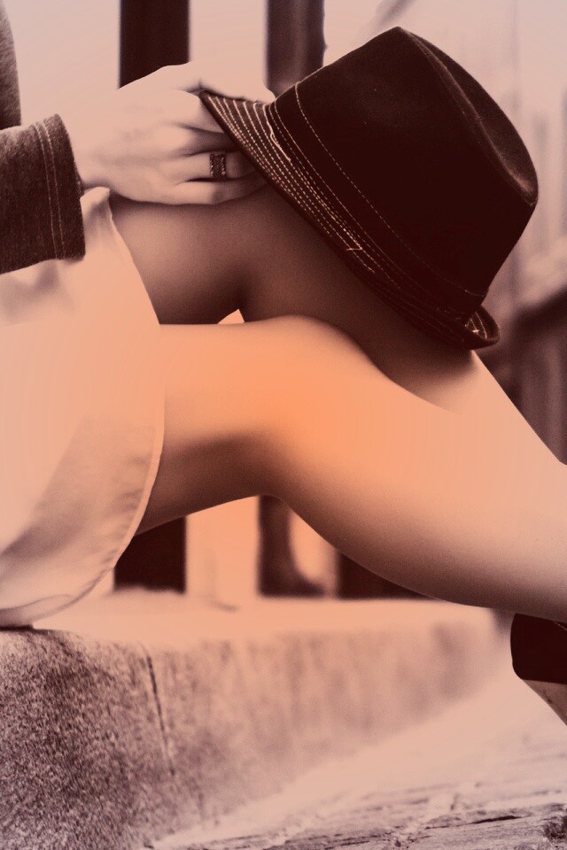 Сидящая на тротуаре обои