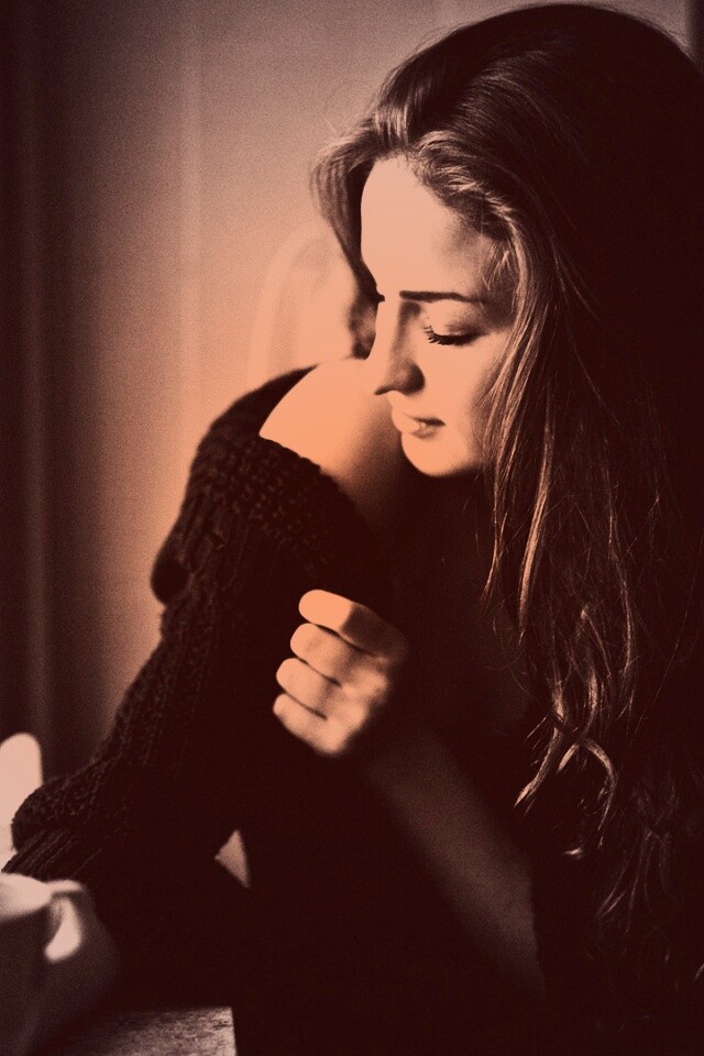 Обнаженное плечо и чашка кофе обои