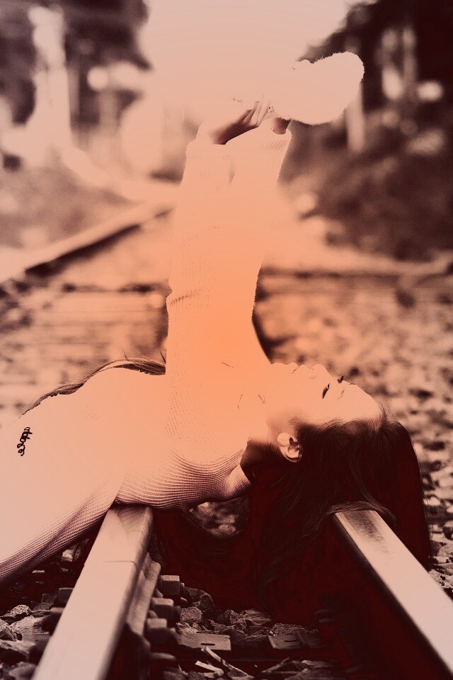 Модель на железнодорожных путях обои