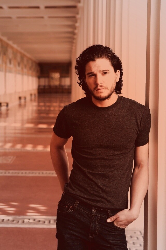 Кит Харингтон у колонны обои