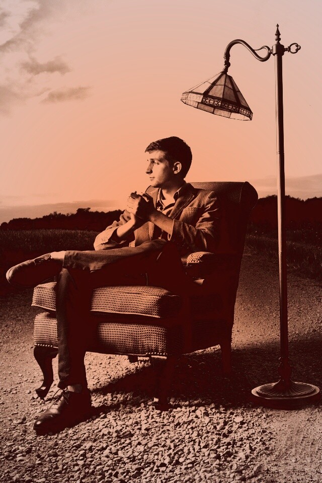 Мужчина в кресле обои