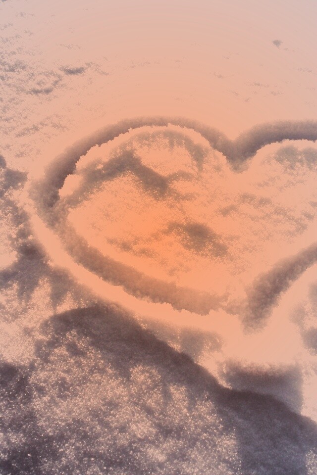 Сердечко на снегу обои