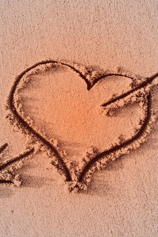 Сердце на песке обои