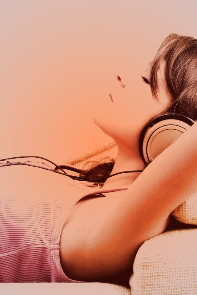 Слушающая музыку обои