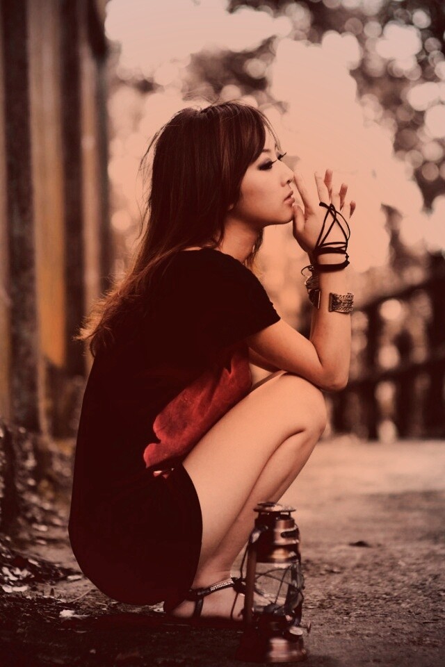 Японская девушка и масляный фонарь обои