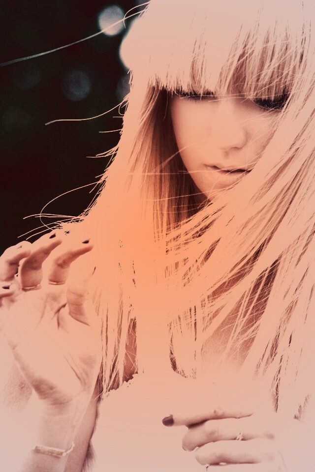 Красивая блондинка с ромашкой обои