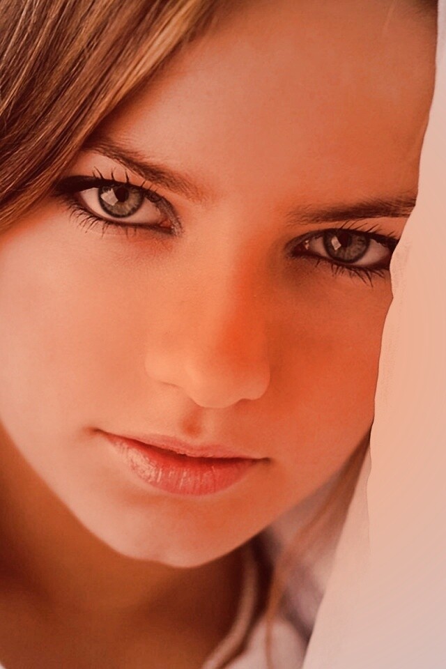 Красивая молодая девушка обои