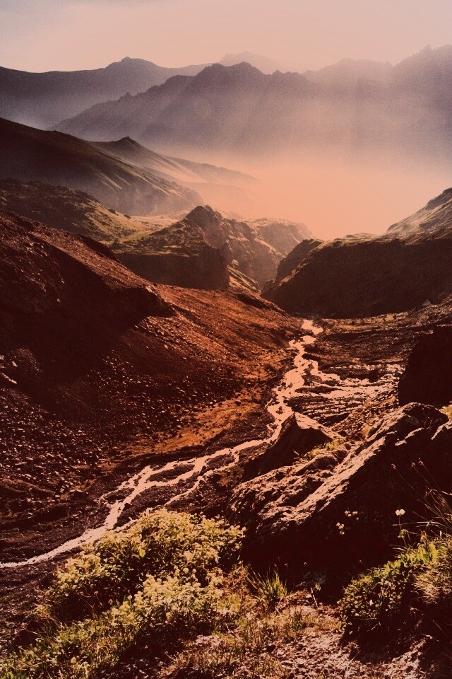 Горы и ручей обои