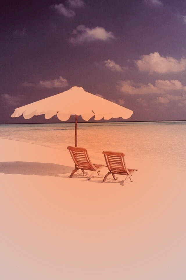 Песчаный пляж с двумя жезлонгами обои