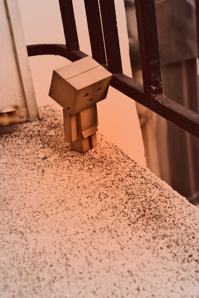 Грустный картонный человечек обои