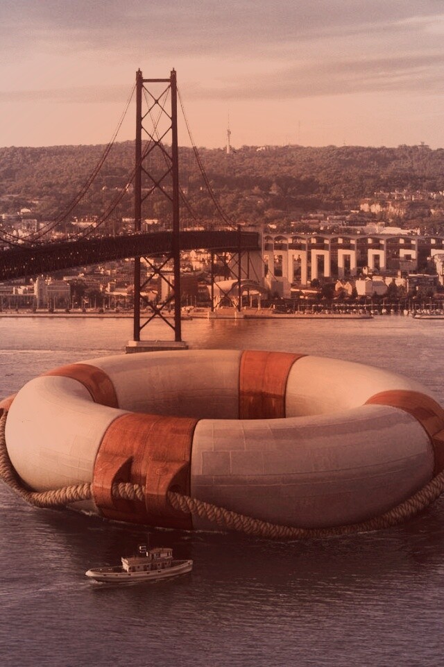 Огромный спасательный круг обои