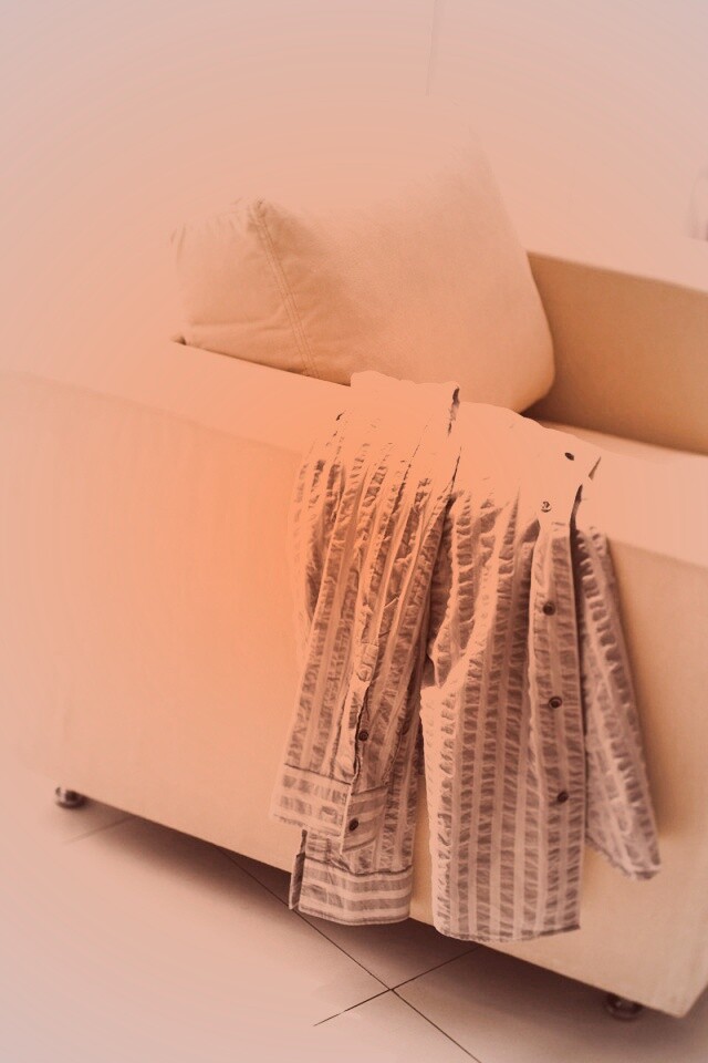 Рубашка на кресле обои