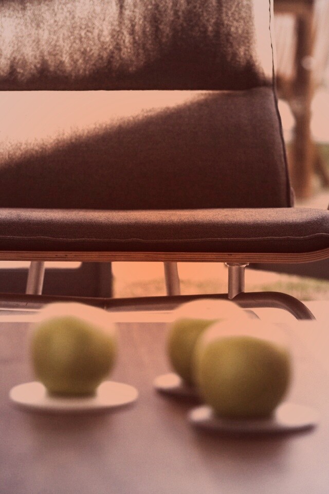 Яблоки на столе обои