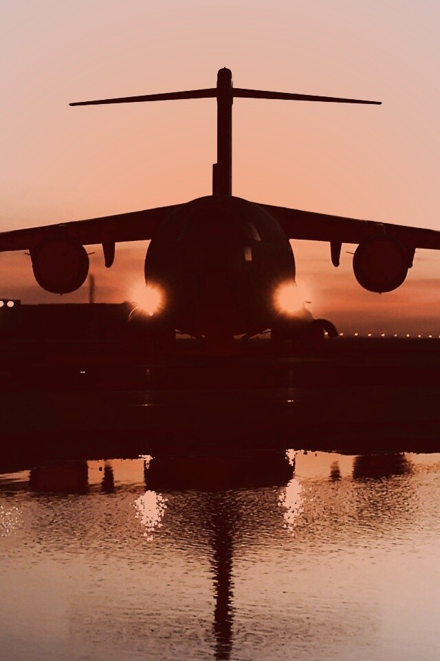 Самолет на взлетной полосе обои