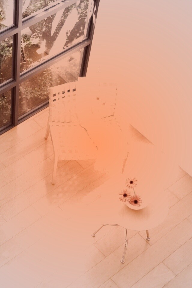 Стул, столик и цветы в комнате обои