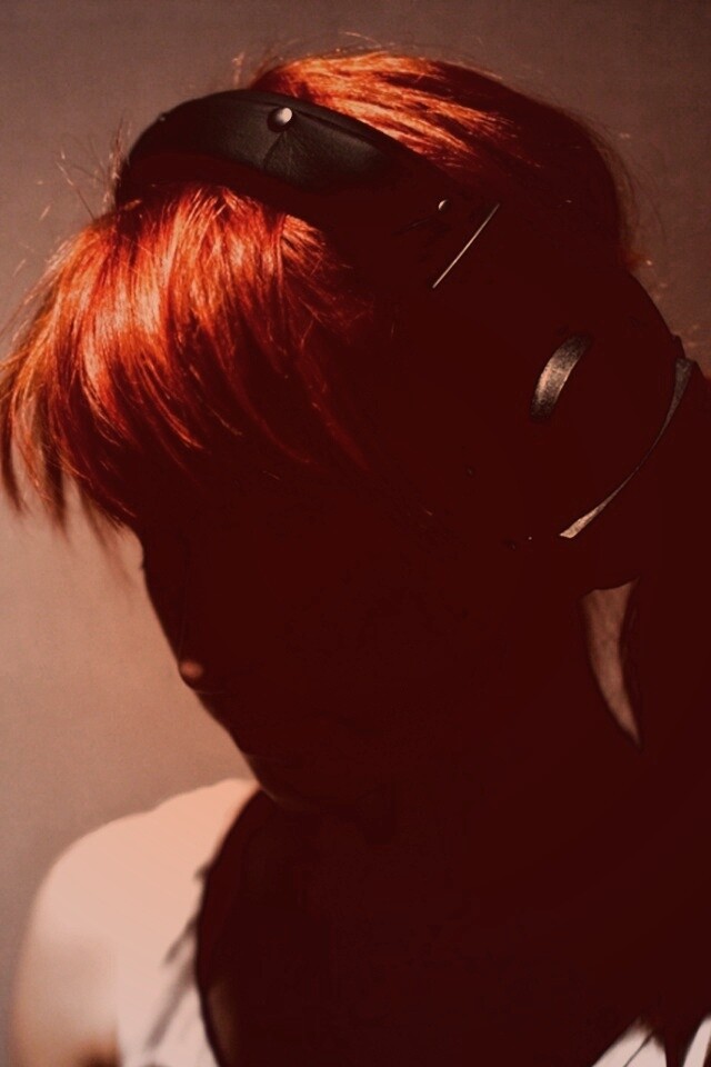 Рыжая в наушниках обои