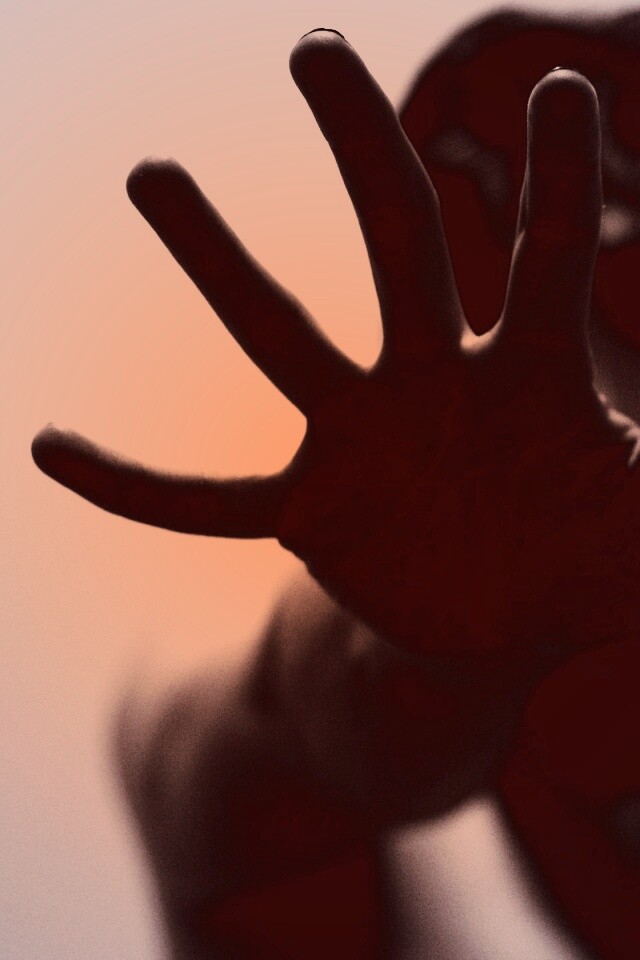 Руки тянутся к тебе обои