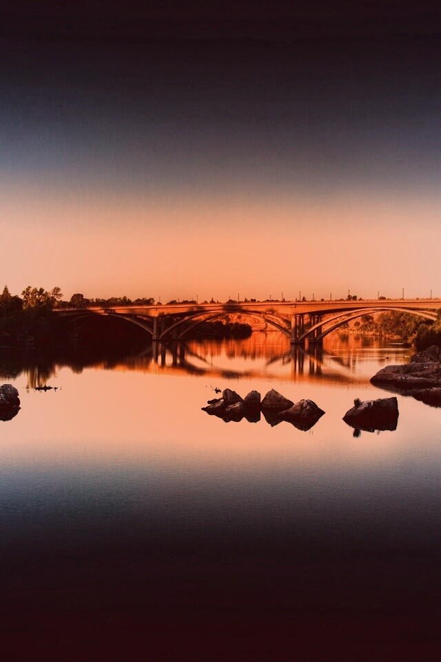 Мост через живописную реку обои