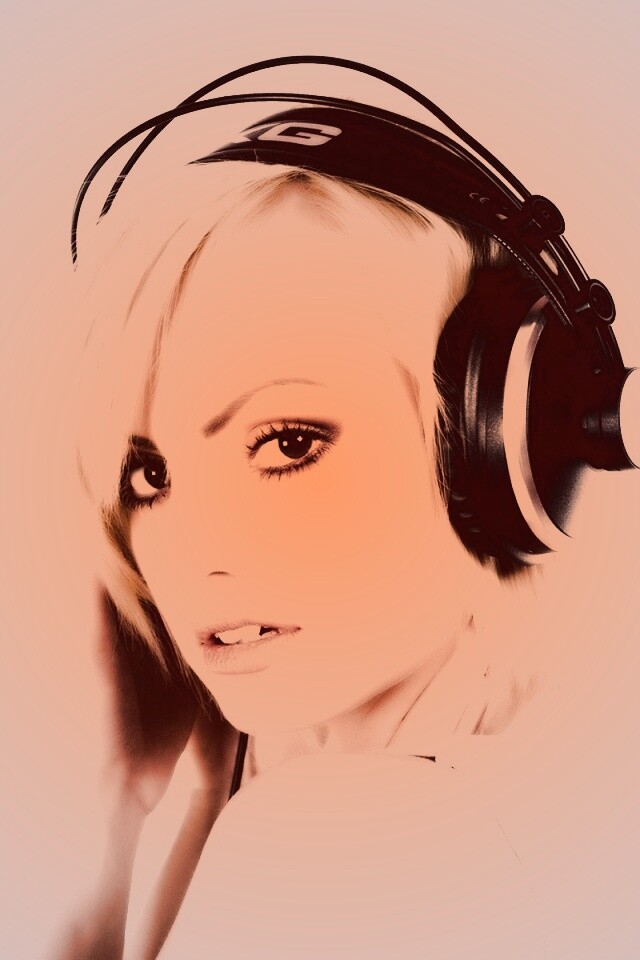 Девушка в наушниках обои
