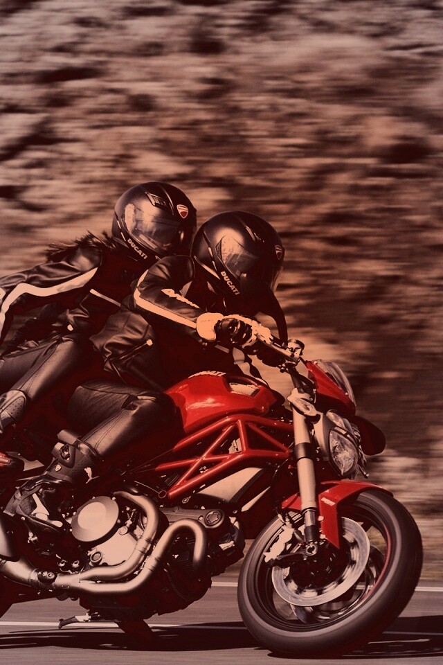 Байкер с девушкой на мотоцикле обои
