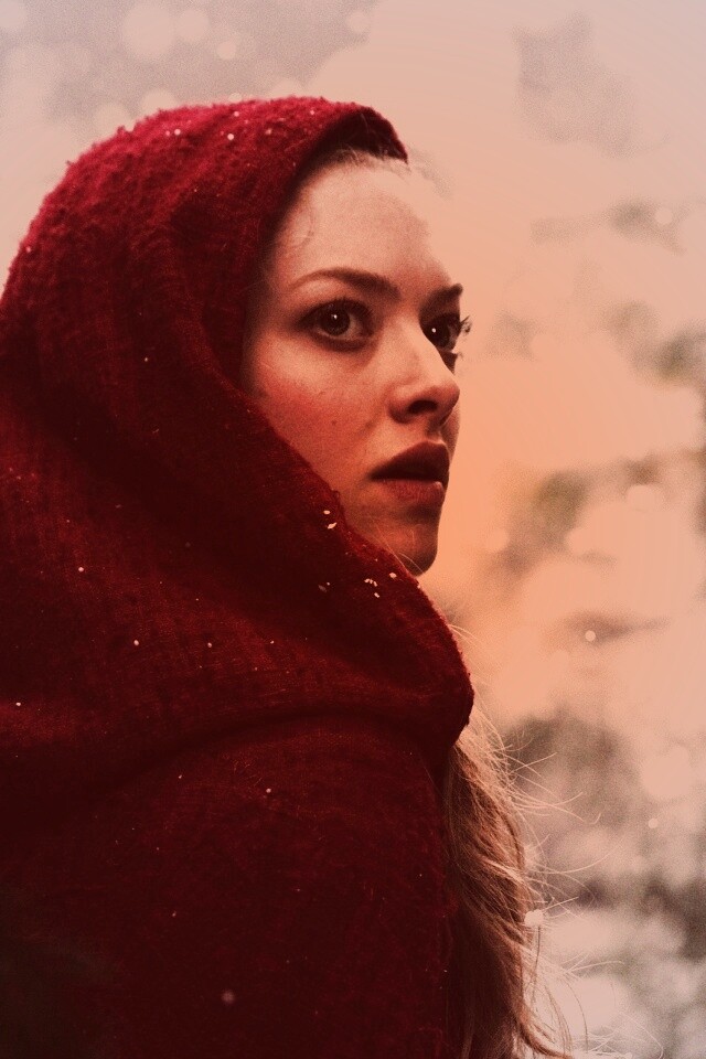 Amanda Seyfried in Red Riding Hood обои