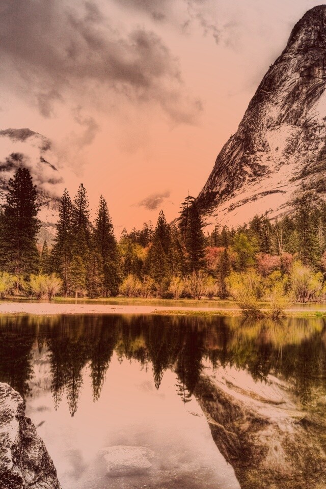 Красивый вид на маленькое горное озеро обои