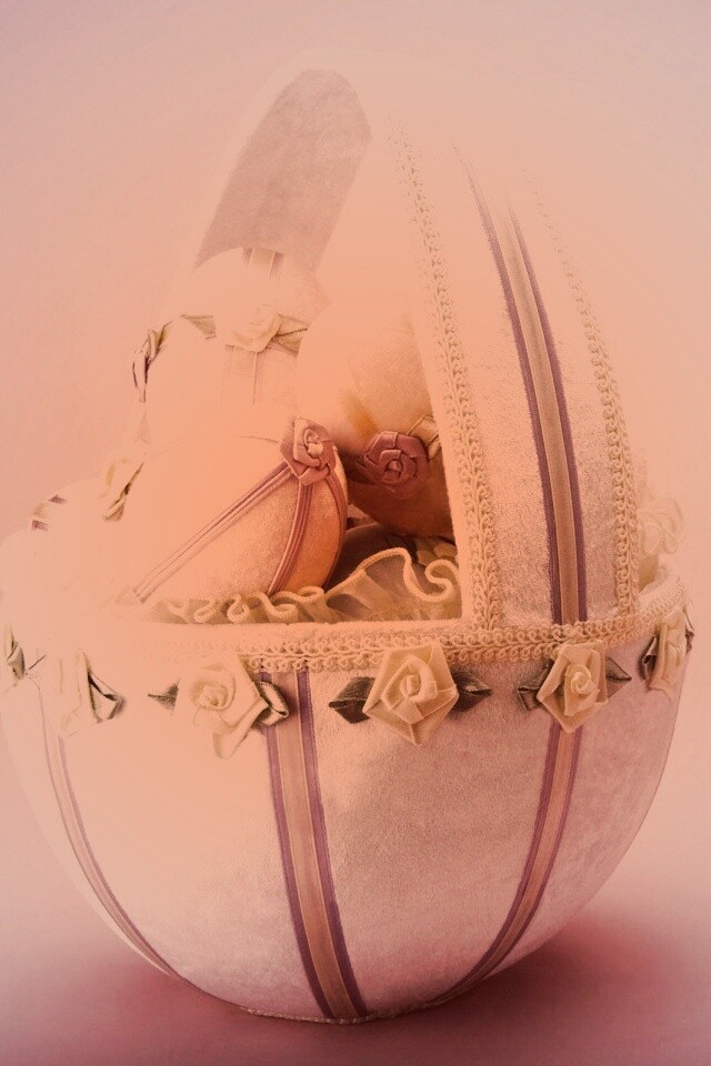 Пасхальная корзина с яйцами обои