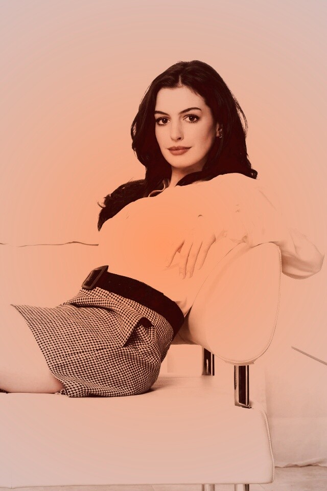 Энн Хетевей на диване обои