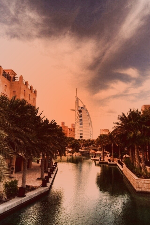 Вид на гостиницу Бурдж Аль Араб в Дубае обои