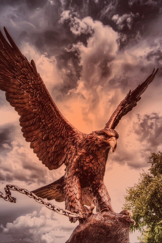 Скульптура орла с цепью в когтях обои