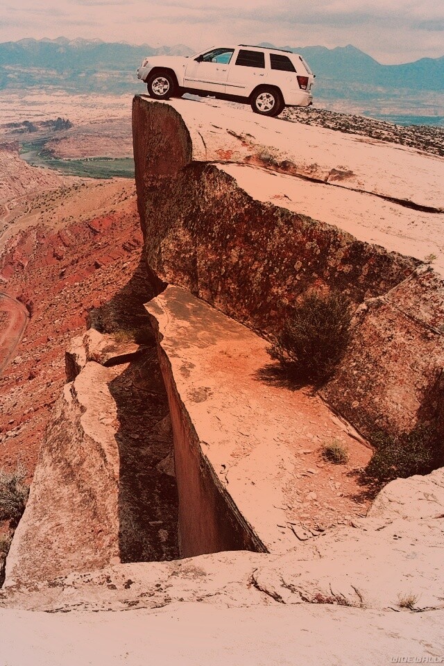 Внедорожник в горах обои