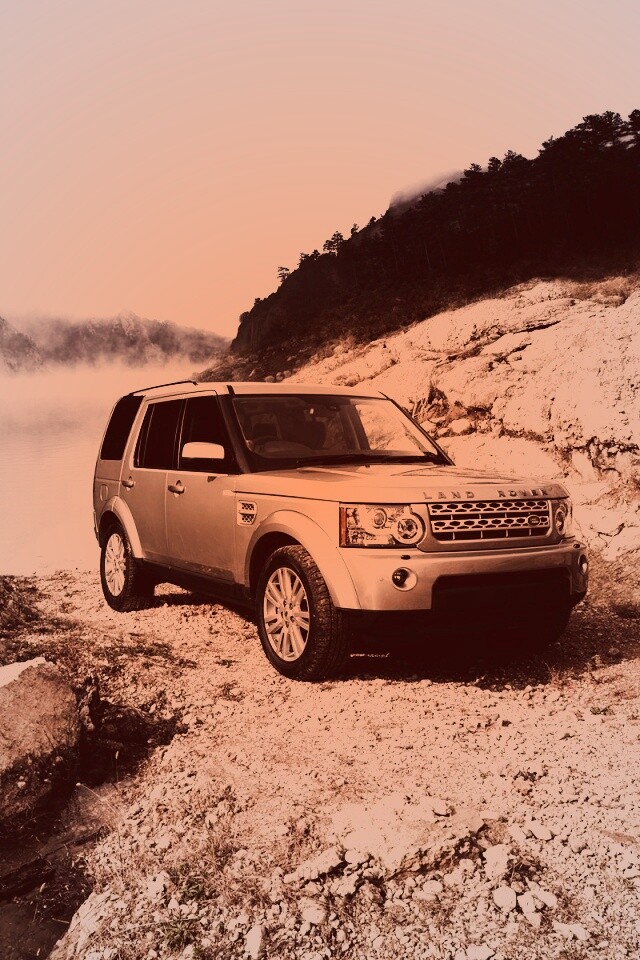 Range rover в горах у реки обои