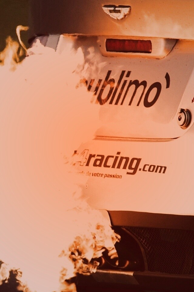 Огонь из выхлопной трубы гоночного Aston Martin обои