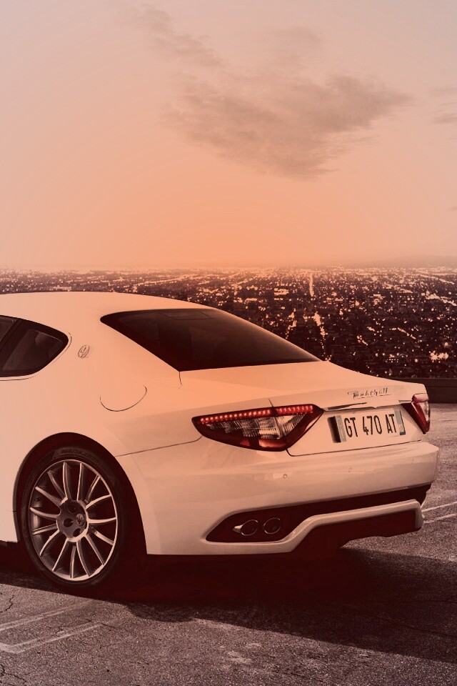 Maserati Granturismo на фоне города обои