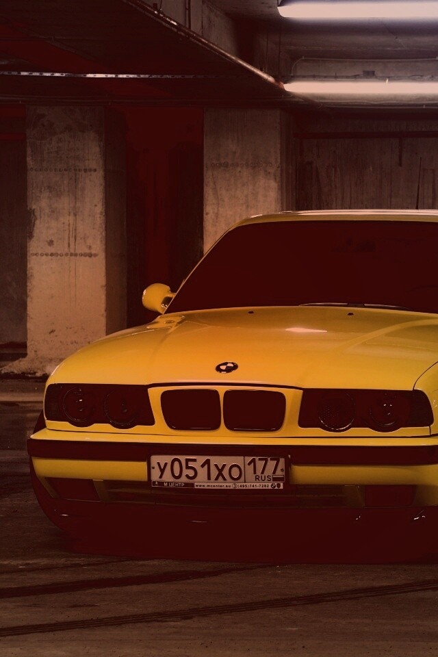 BMW M5 на стоянке обои