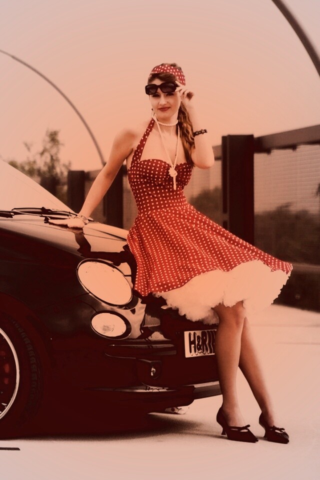 Черный фиат и девушка обои