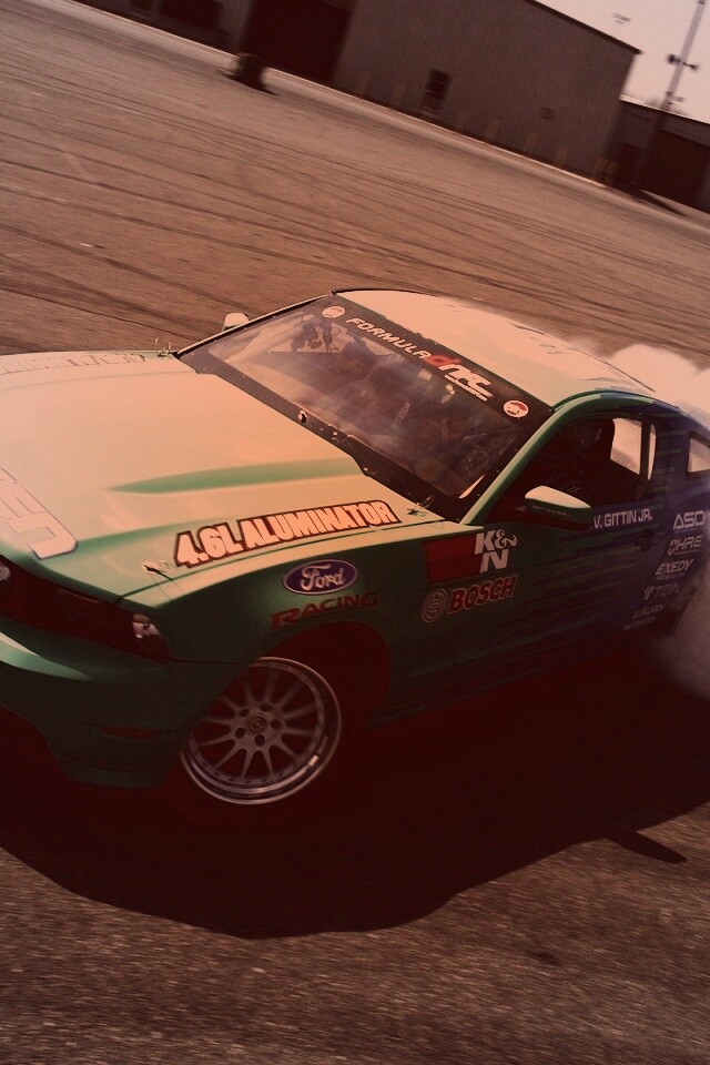 Мустанг дрифтует обои