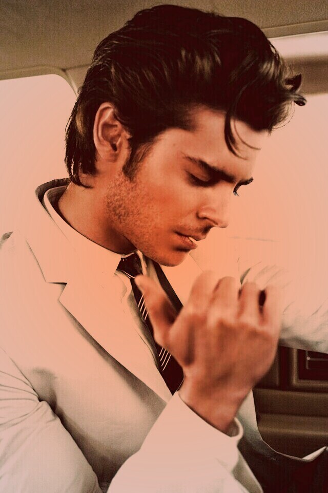 Мужчина прикуривает в машине обои