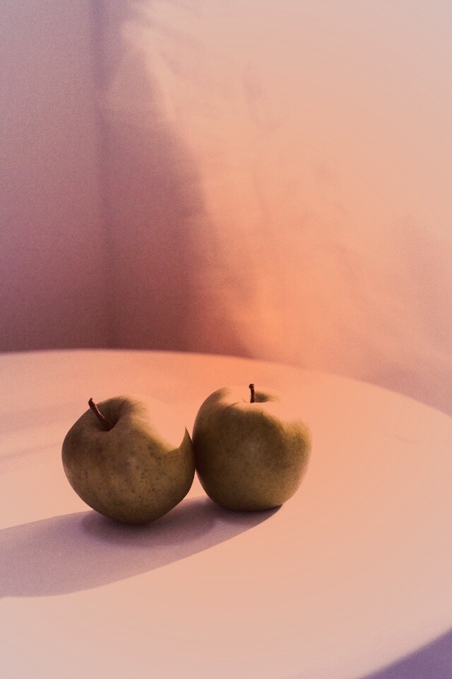 Яблоки на столе перед окном обои